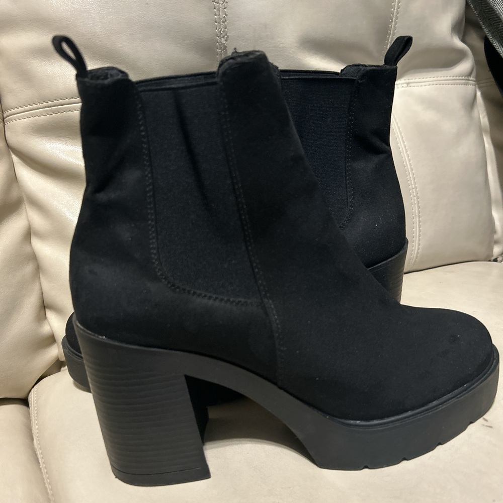 Elegant Black Heeled Boots for Women